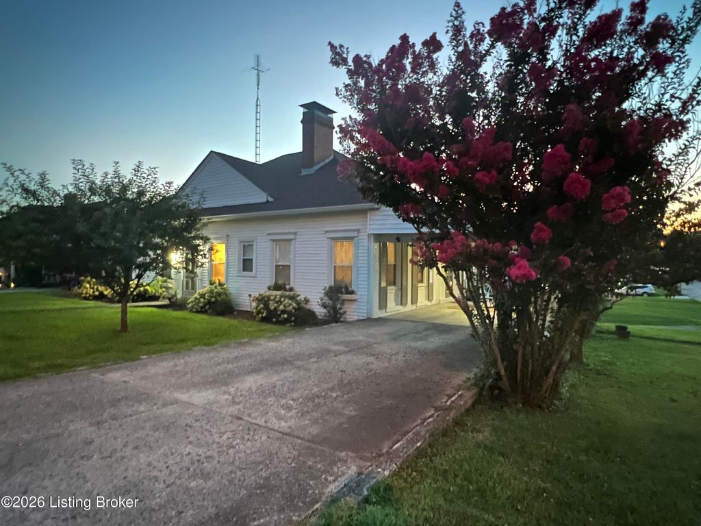 Photo of 212 Covington Ave, Springfield, KY 40069 (MLS # 1709067)