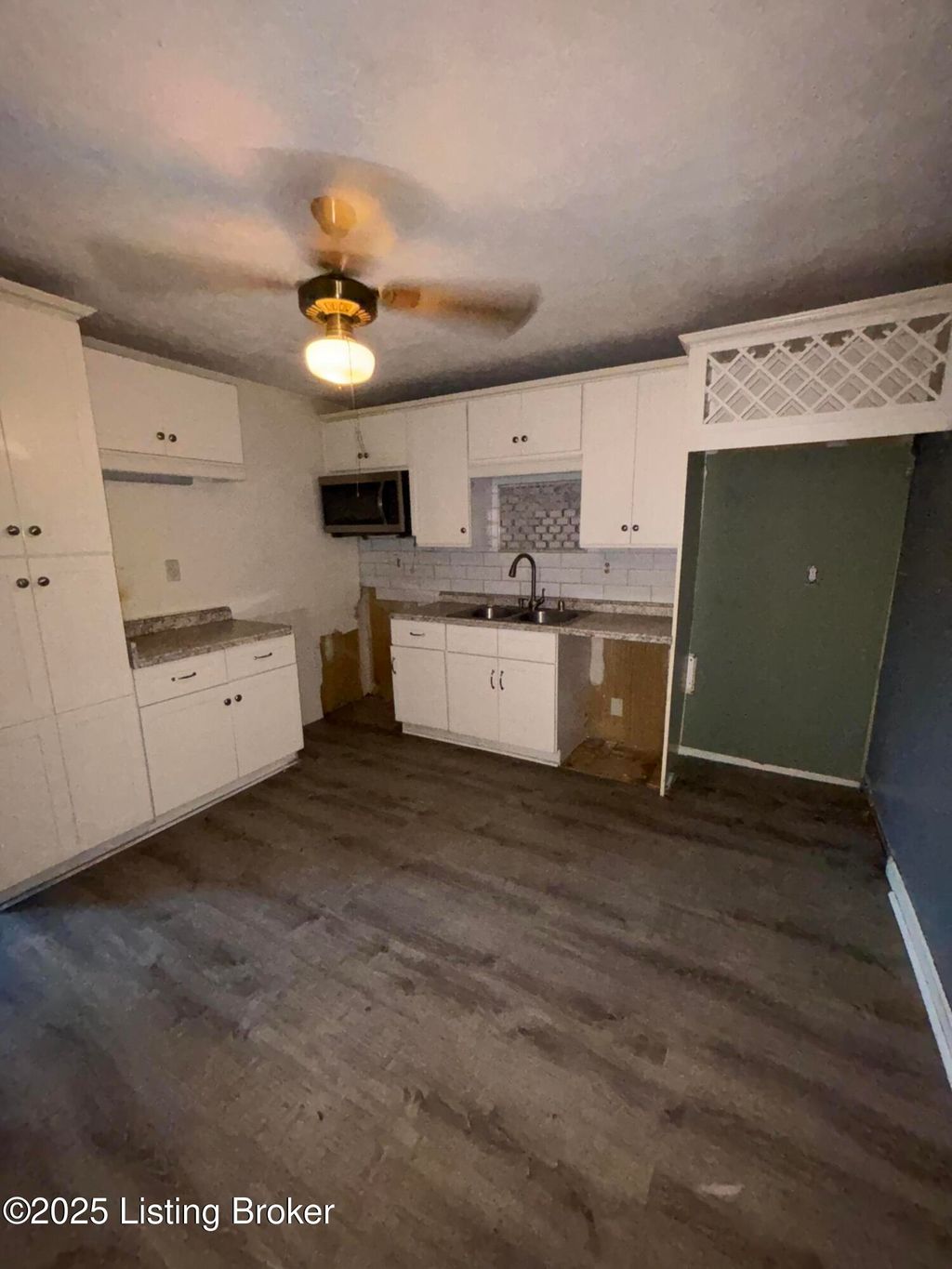 Photo of 5302 Wiseman Ct, Louisville, KY 40272 (MLS # 1703488)