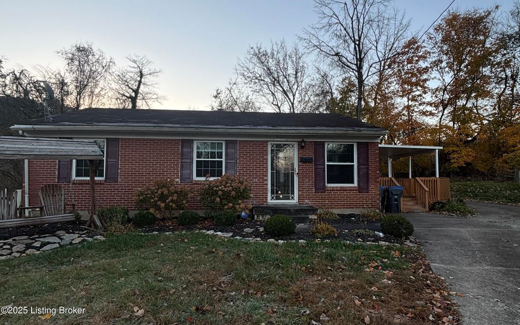 Photo of 5302 Wiseman Ct, Louisville, KY 40272 (MLS # 1703488)