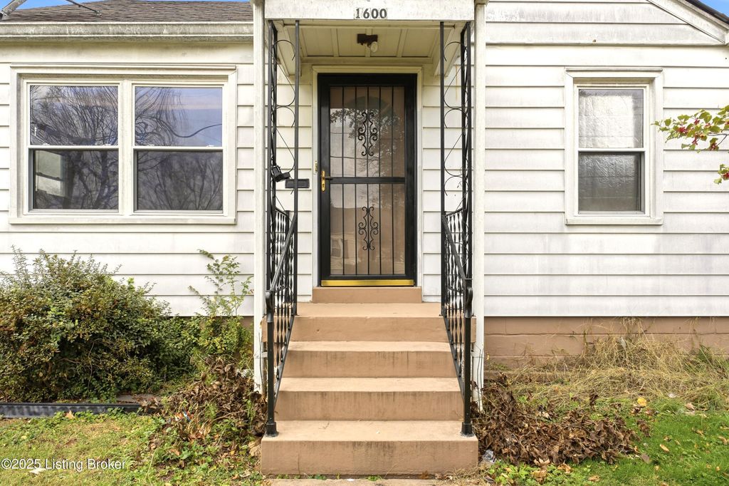 Photo of 1600 Thornberry Ave, Louisville, KY 40215 (MLS # 1704529)