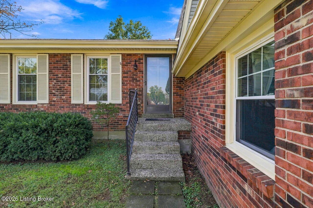 Photo of 8516 Laverne Dr, Jeffersontown, KY 40299 (MLS # 1732996)