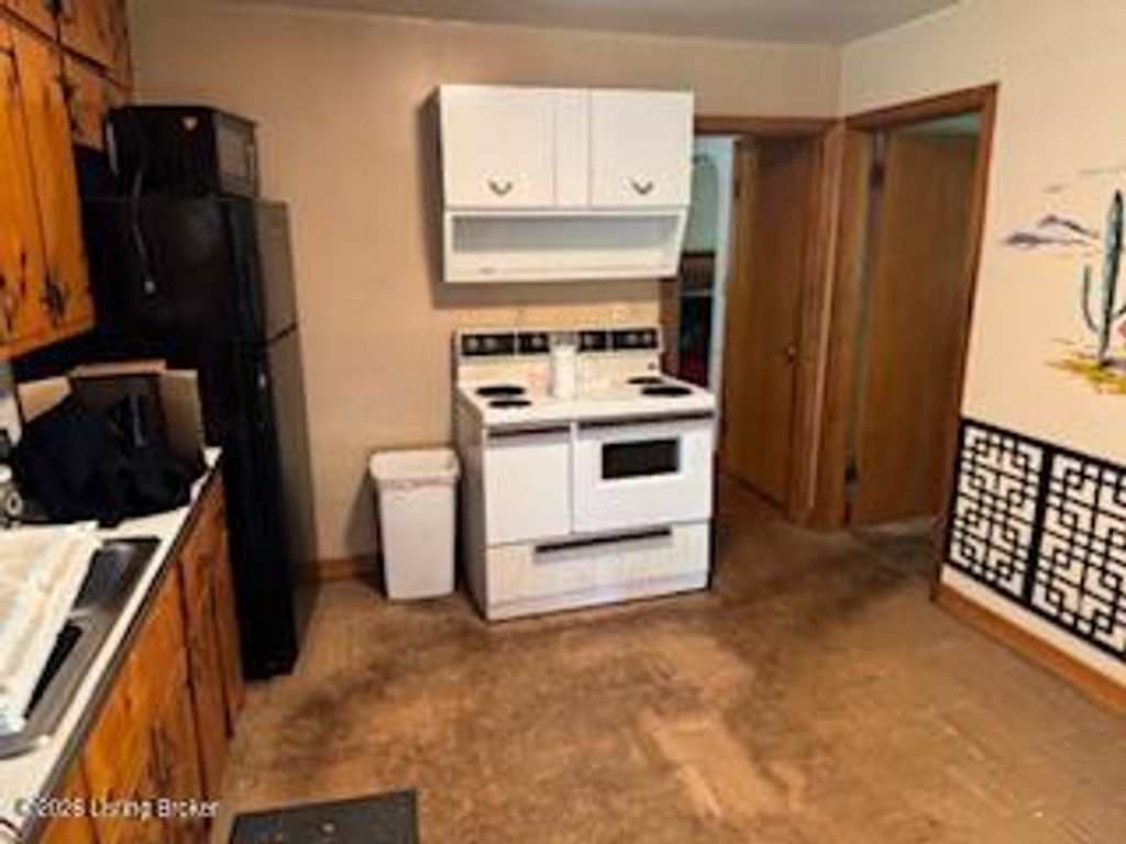 Photo of 5004 Miles Ln, Louisville, KY 40219 (MLS # 1717744)
