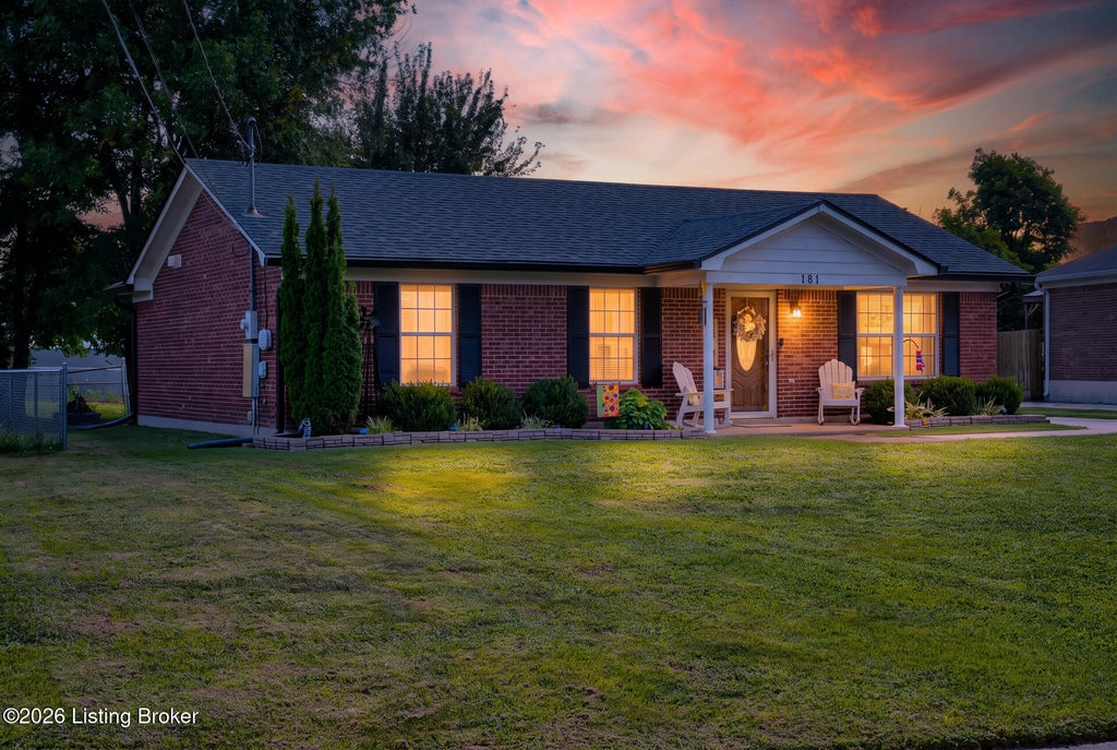 Photo of 181 Bally Castle Ct, Louisville, KY 40229 (MLS # 1730476)