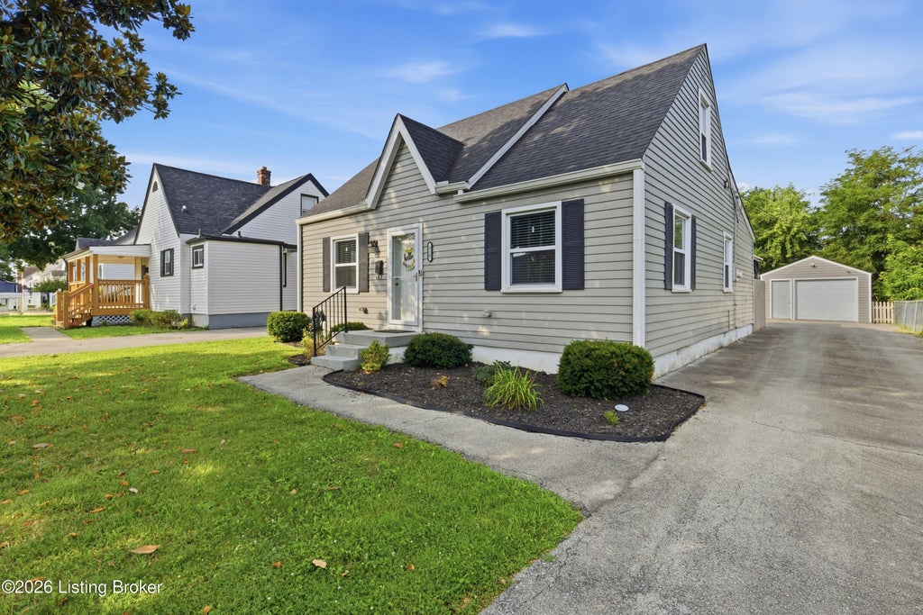 Photo of 518 Marquette Dr, Louisville, KY 40222 (MLS # 1727425)