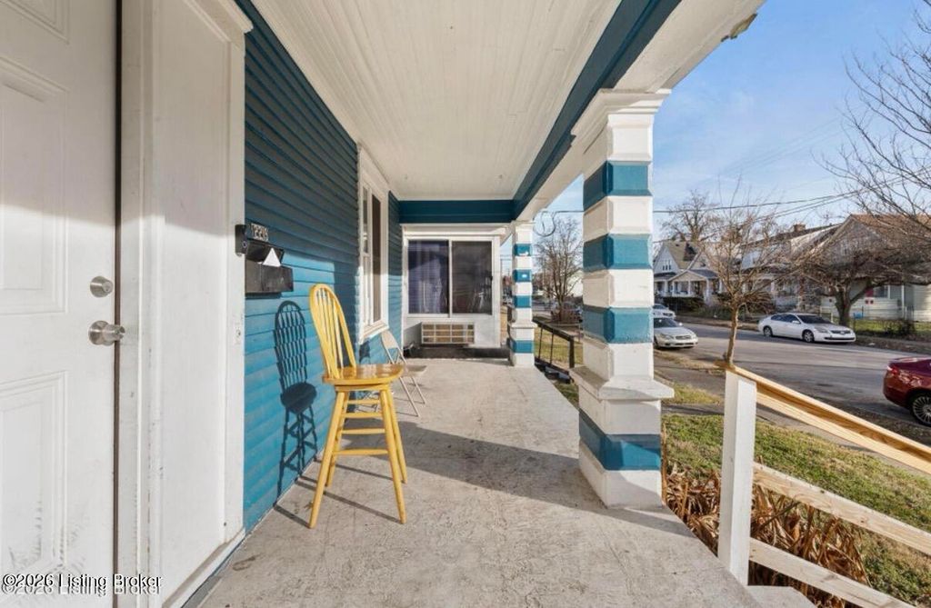 Photo of 2219 W Oak St, Louisville, KY 40210 (MLS # 1712163)