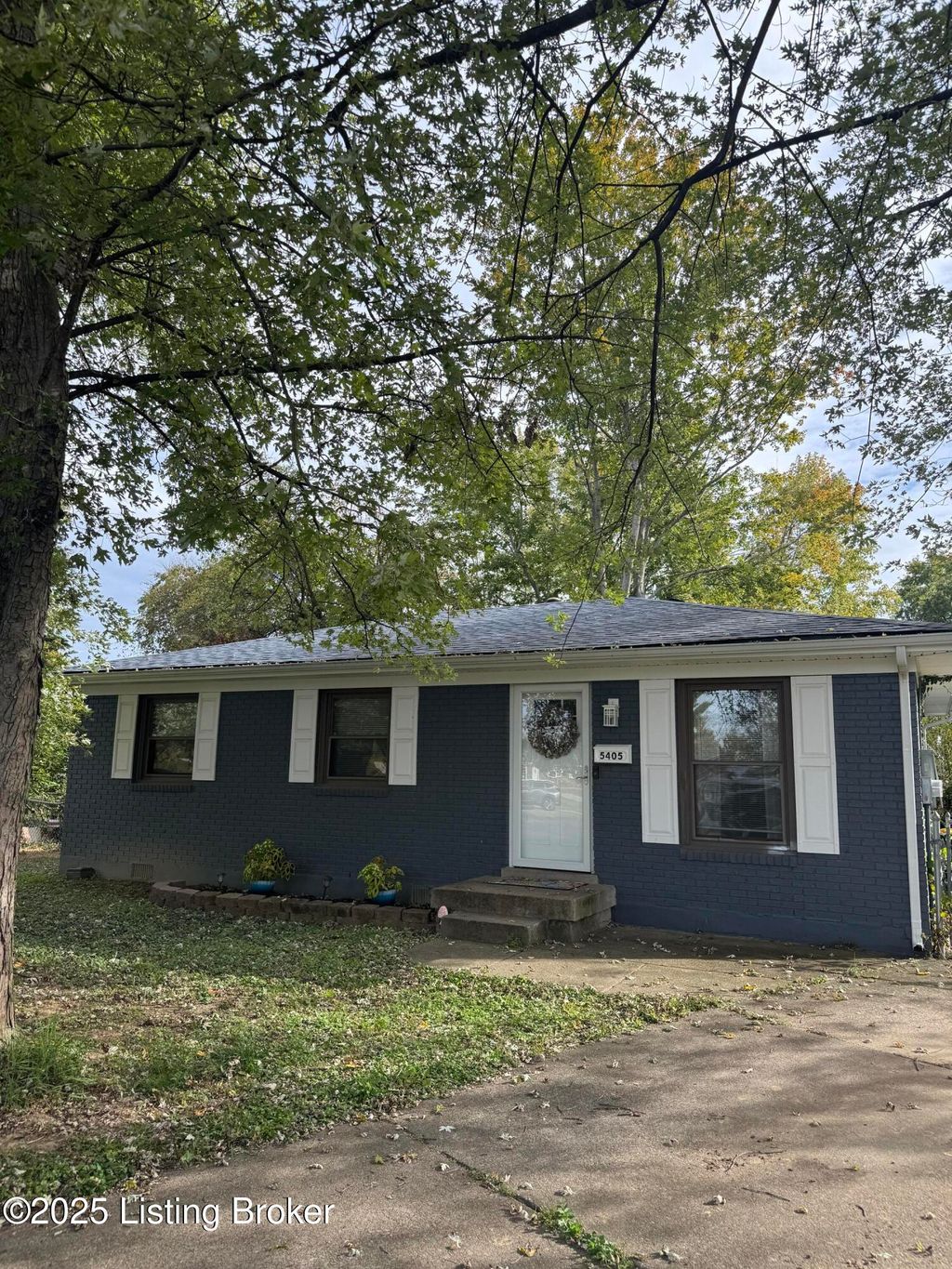 Photo of 5405 Thunder Ct, Louisville, KY 40272 (MLS # 1702005)