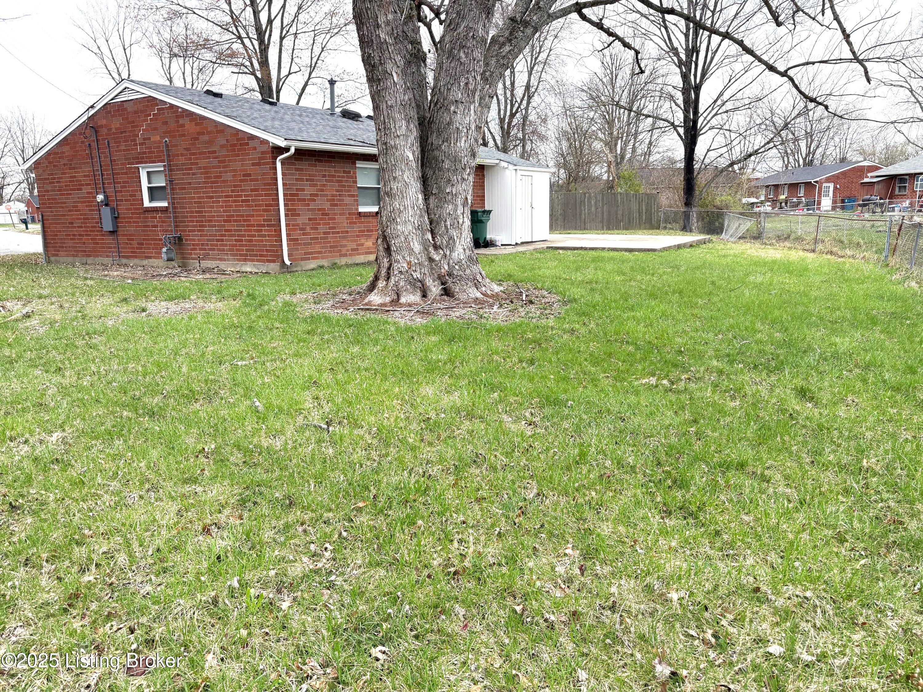 8608 Oglesby Ct, Fairdale, Kentucky image 3