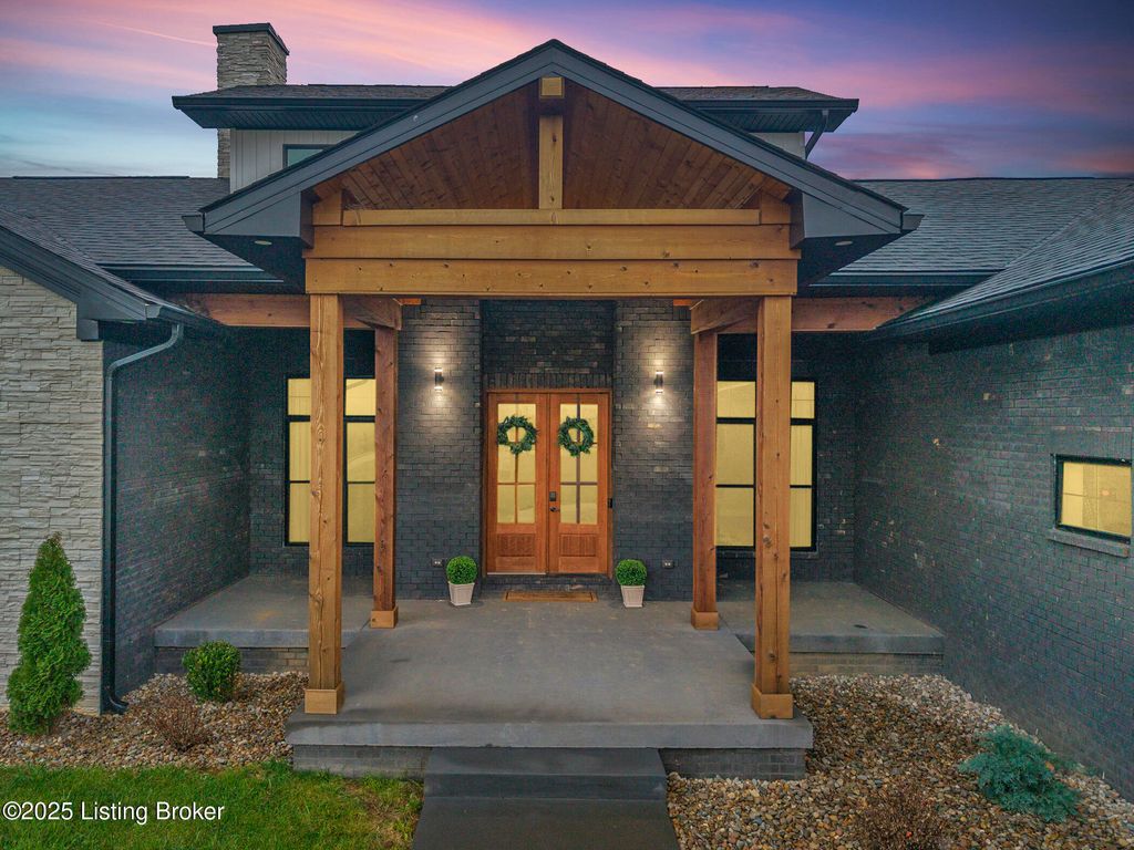 Photo of 300 S Stallard Dr, Shelbyville, KY 40065 (MLS # 1704656)