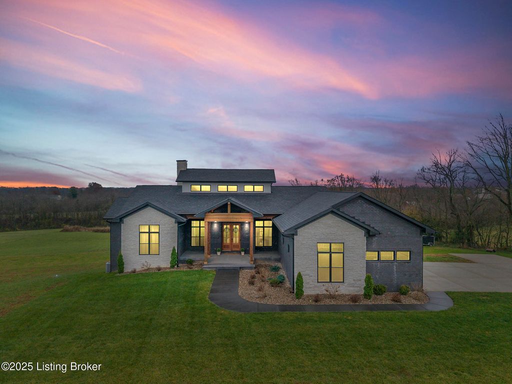 Photo of 300 S Stallard Dr, Shelbyville, KY 40065 (MLS # 1704656)