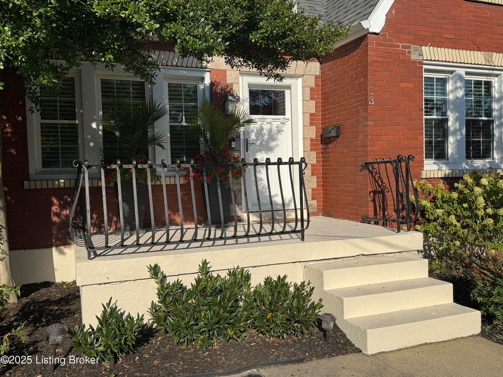 Photo of 113 Oxford Pl, Louisville, KY 40207 (MLS # 1706212)