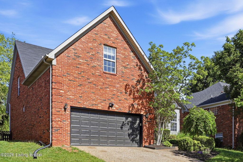 Photo of 10122 Springhurst Gardens Cir, Louisville, KY 40241 (MLS # 1717550)