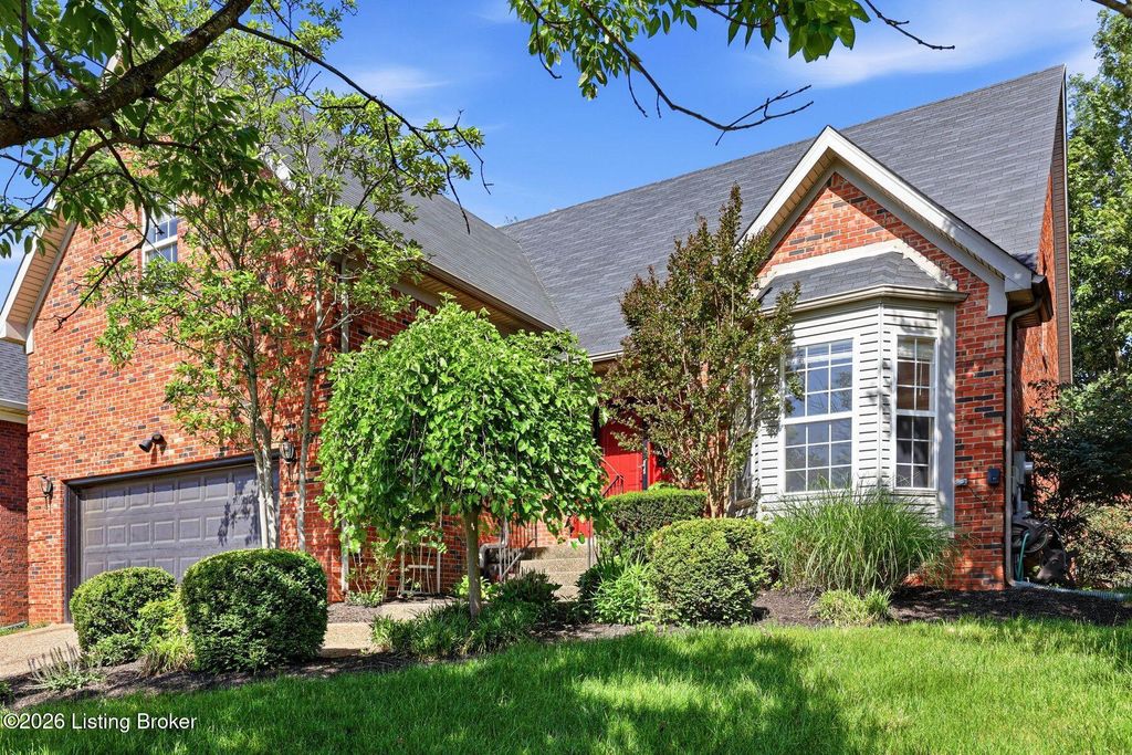 Photo of 10122 Springhurst Gardens Cir, Louisville, KY 40241 (MLS # 1717550)