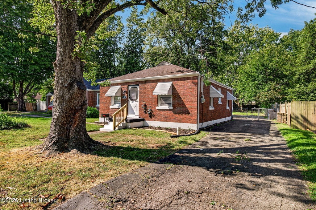 Photo of 6122 Lone Oak Trail, Louisville, KY 40214 (MLS # 1727682)