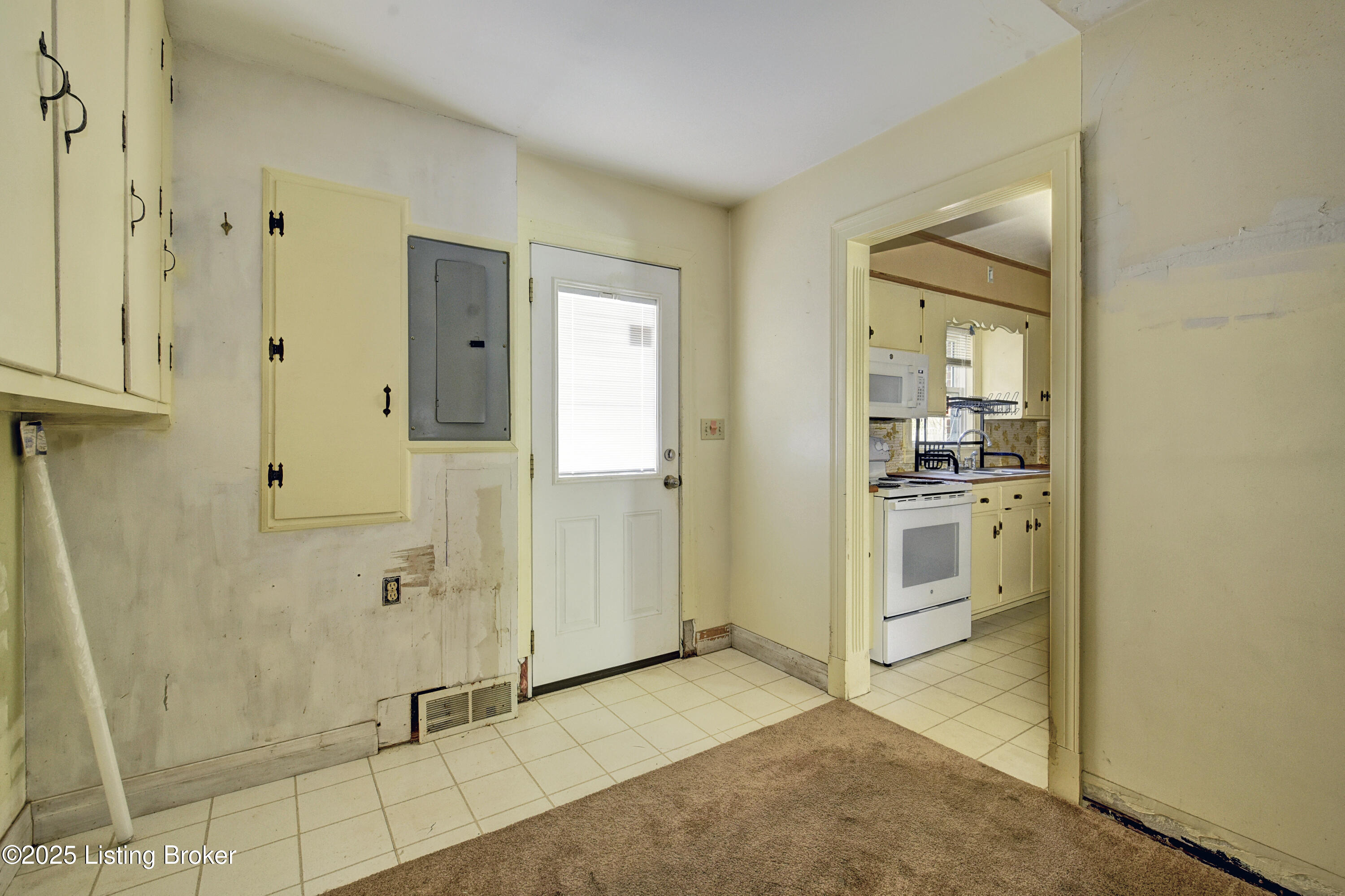 9612 Watterson Trail, Louisville, Pennsylvania image 7