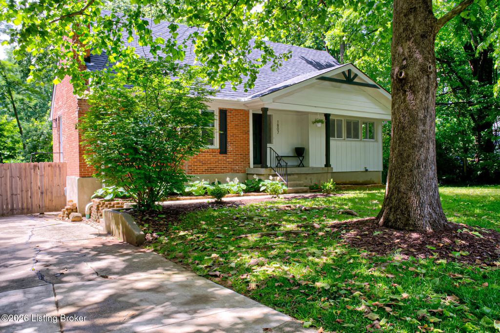 Photo of 1807 Myddleton Dr, Louisville, KY 40243 (MLS # 1718948)