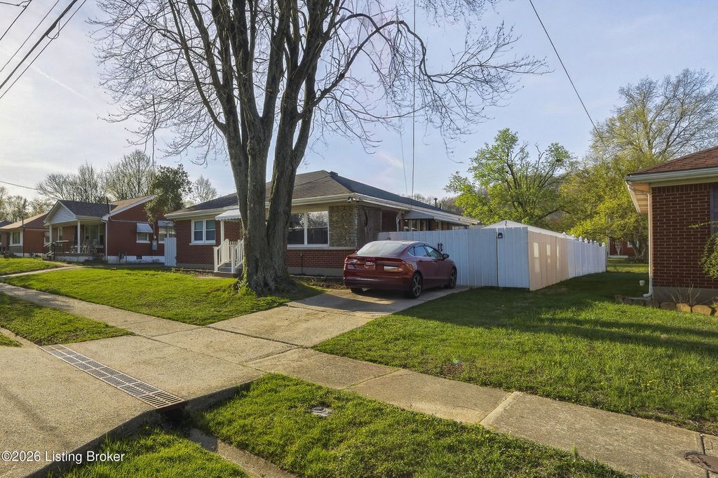 Photo of 1622 Linda Way, Louisville, KY 40216 (MLS # 1716457)