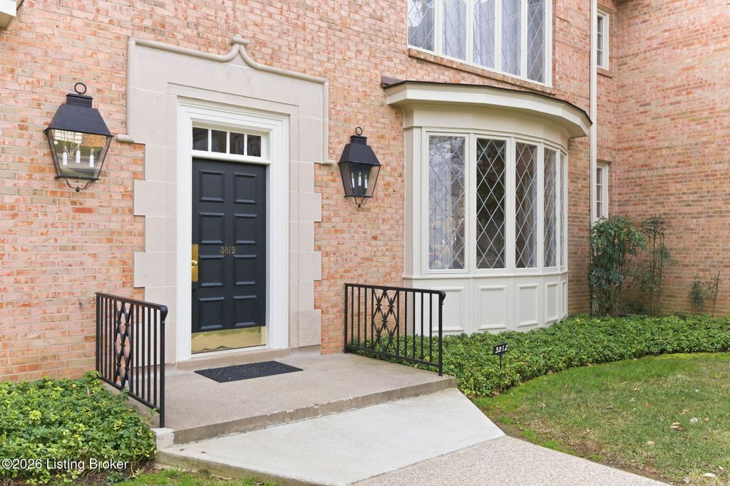 Photo of 3812 Washington Square #APT 2, Louisville, KY 40207 (MLS # 1707249)