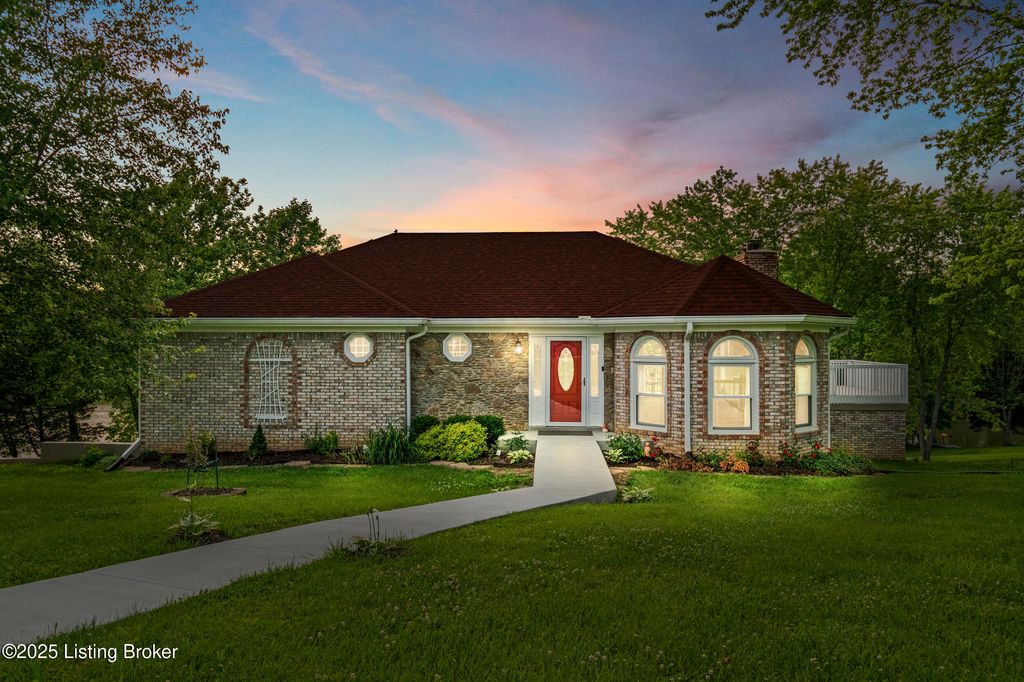 Photo of 3205 Lake Pointe Ct, Crestwood, KY 40014 (MLS # 1703237)