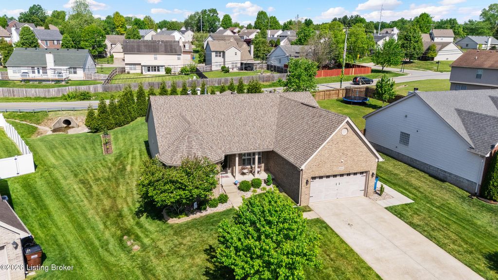 Photo of 8504 Pathfinder Ct, Louisville, KY 40291 (MLS # 1715248)