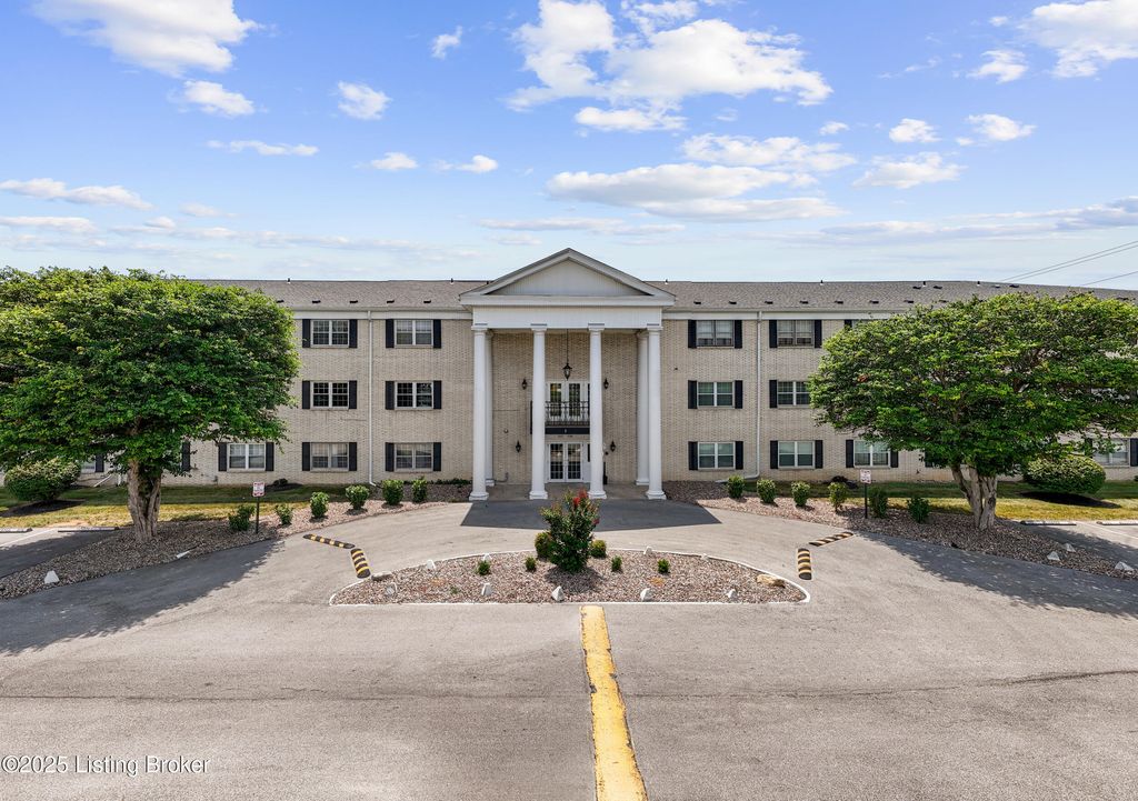 Photo of 246 El Conquistador Pl, Louisville, KY 40220 (MLS # 1715924)