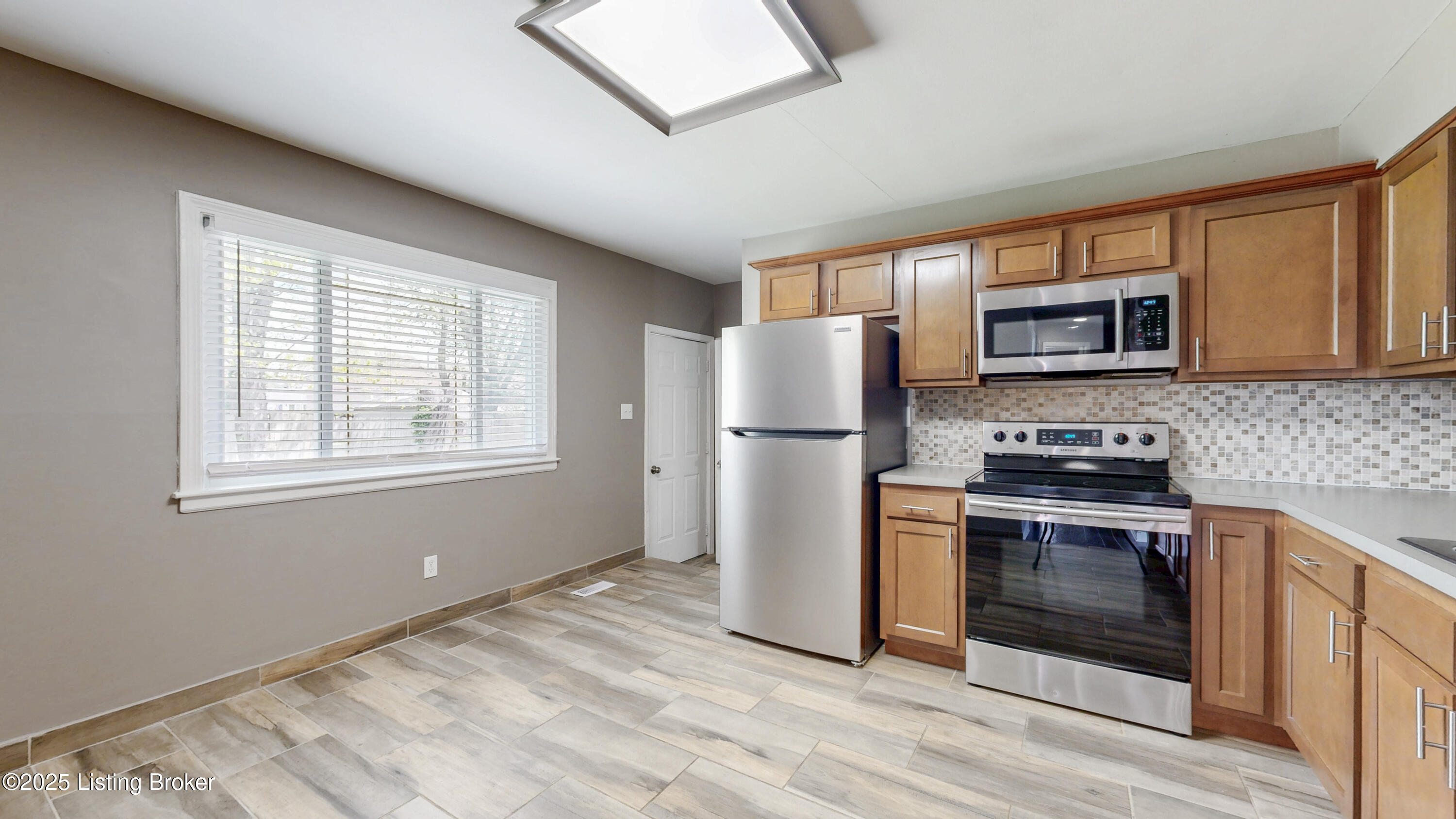 2011 Floradora Dr, Louisville, Pennsylvania image 7