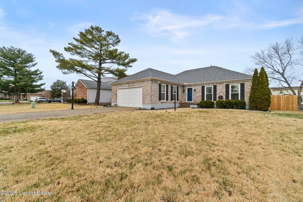 Photo of 307 Chippendale Ct, Louisville, KY 40214 (MLS # 1714681)