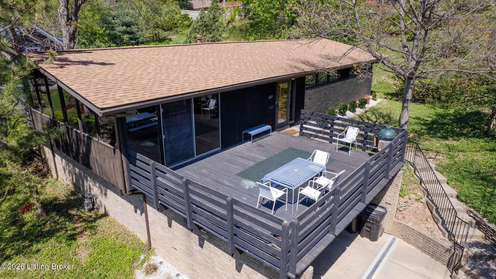 Photo of 1625 Dunbarton Wynde, Louisville, KY 40205 (MLS # 1714012)