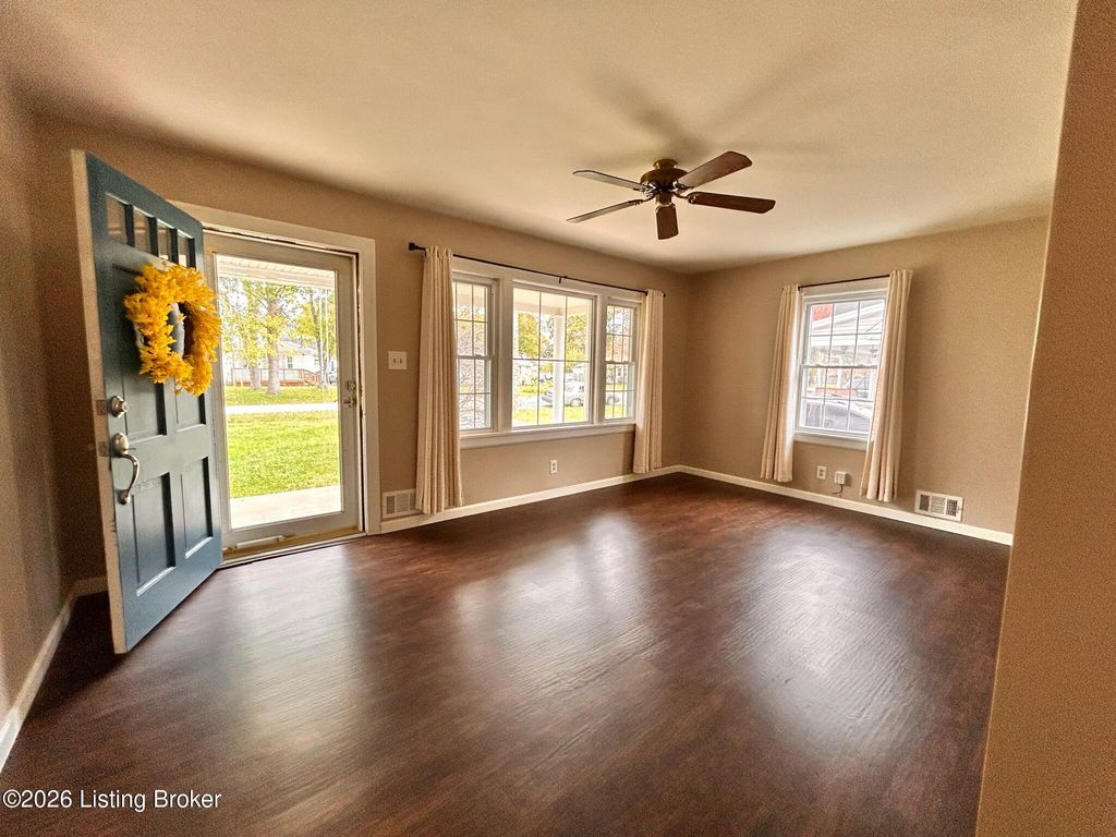 Photo of 10402 Meadowview Dr, Louisville, KY 40272 (MLS # 1706577)