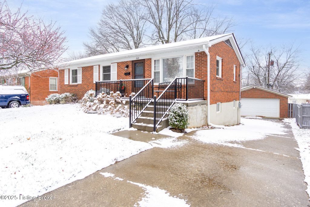 Photo of 2021 Larkspur Dr, Lexington, KY 40504 (MLS # 1704670)