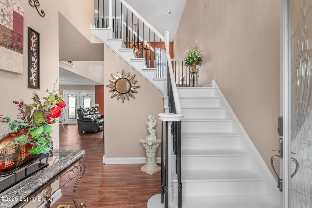 Photo of 5027 Hunters Point Cir, Louisville, KY 40216 (MLS # 1707329)