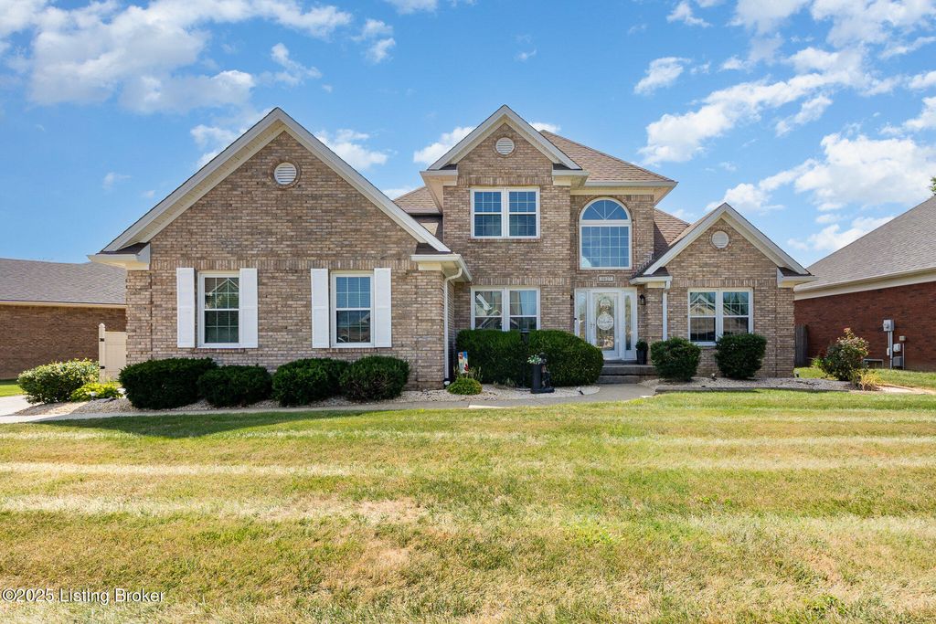 Photo of 5027 Hunters Point Cir, Louisville, KY 40216 (MLS # 1707329)