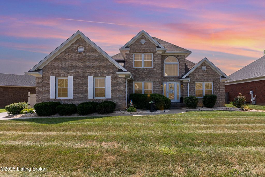 Photo of 5027 Hunters Point Cir, Louisville, KY 40216 (MLS # 1707329)