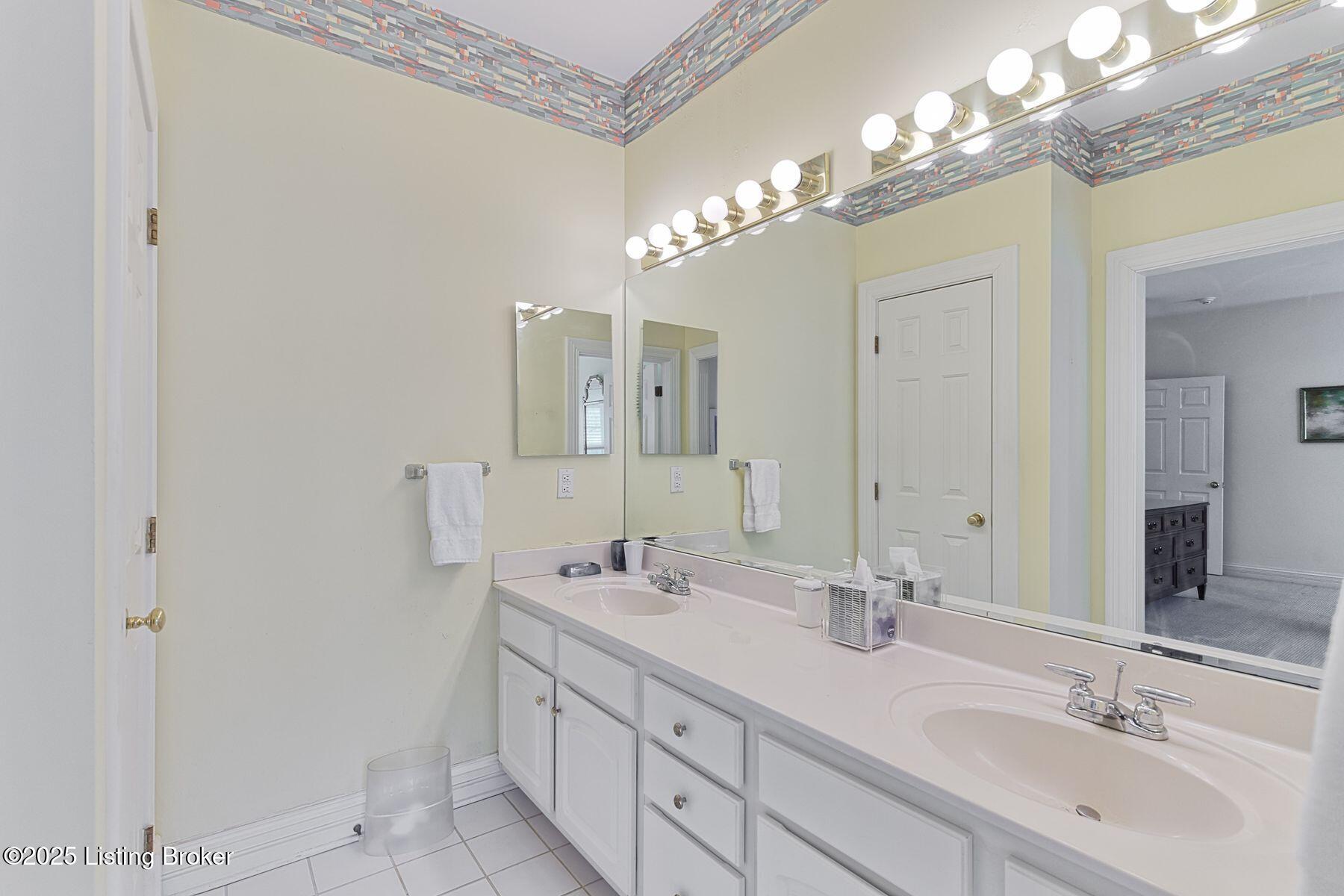 2001 Ashwood Bluff Ct, Louisville, Kentucky image 32
