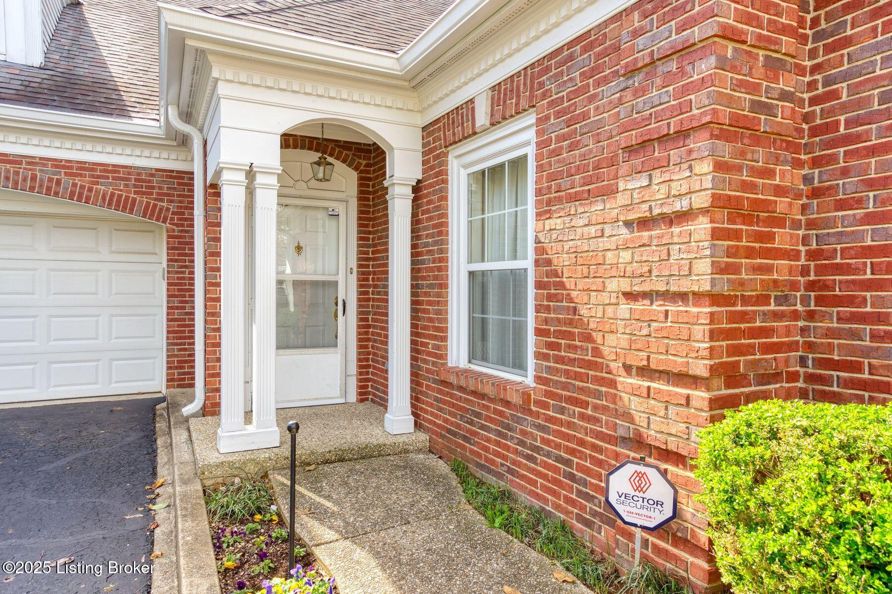 2001 Ashwood Bluff Ct, Louisville, Kentucky image 3
