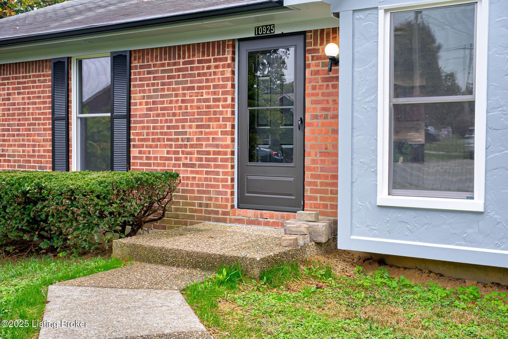 Photo of 10925 Chenwood Ct, Jeffersontown, KY 40299 (MLS # 1702210)