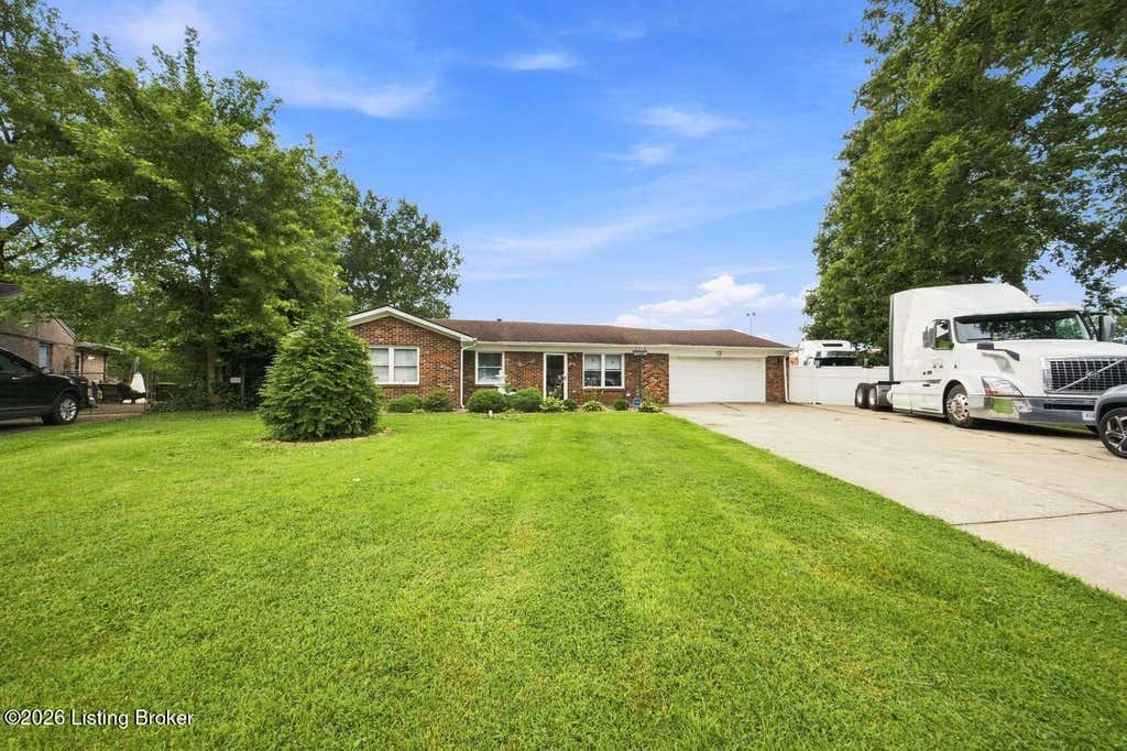 Photo of 1002 Andle Ct, Louisville, KY 40214 (MLS # 1726415)