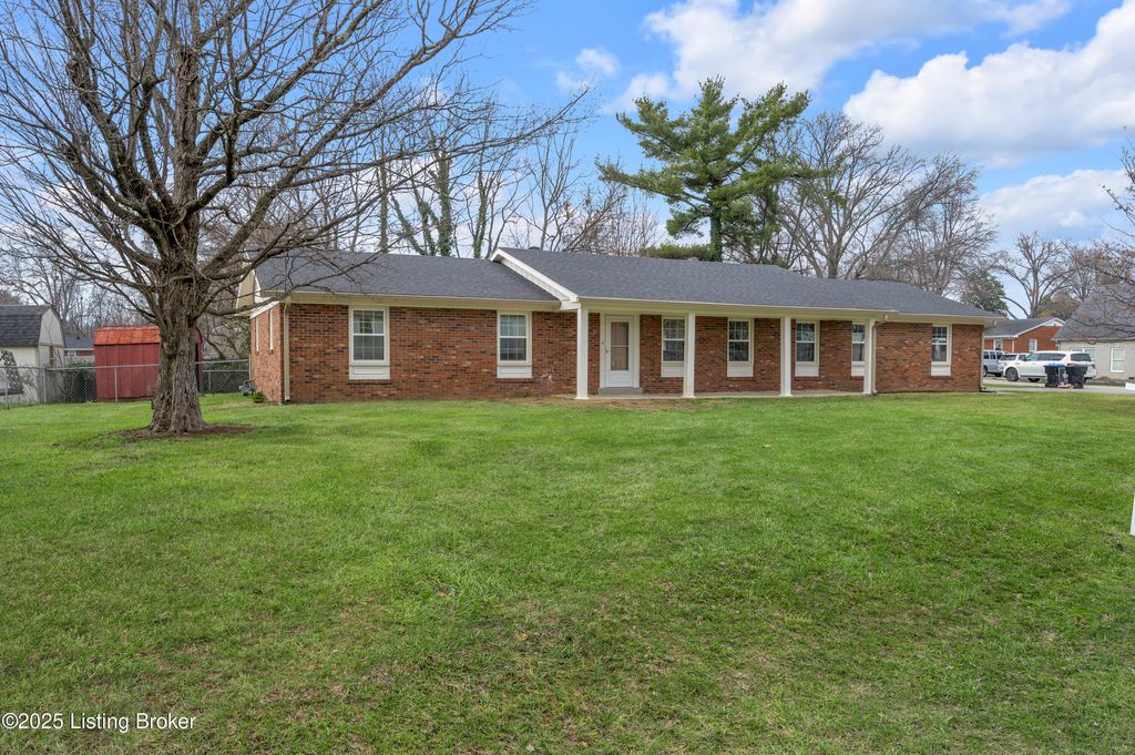 Photo of 1303 Chinook Trail, Frankfort, KY 40601 (MLS # 1716101)