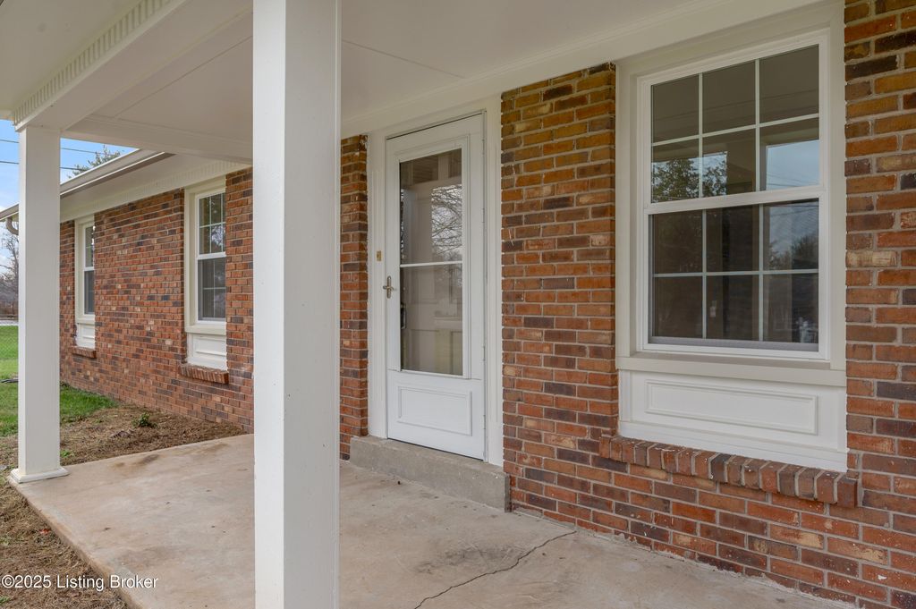 Photo of 1303 Chinook Trail, Frankfort, KY 40601 (MLS # 1716101)