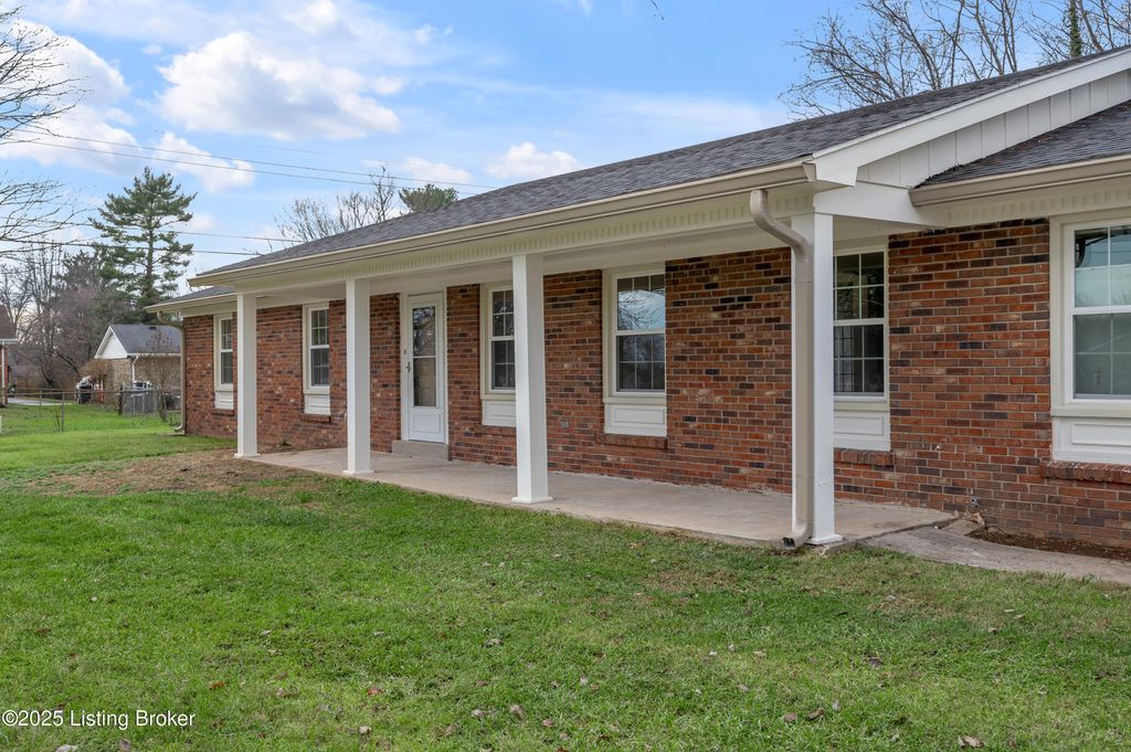 Photo of 1303 Chinook Trail, Frankfort, KY 40601 (MLS # 1716101)