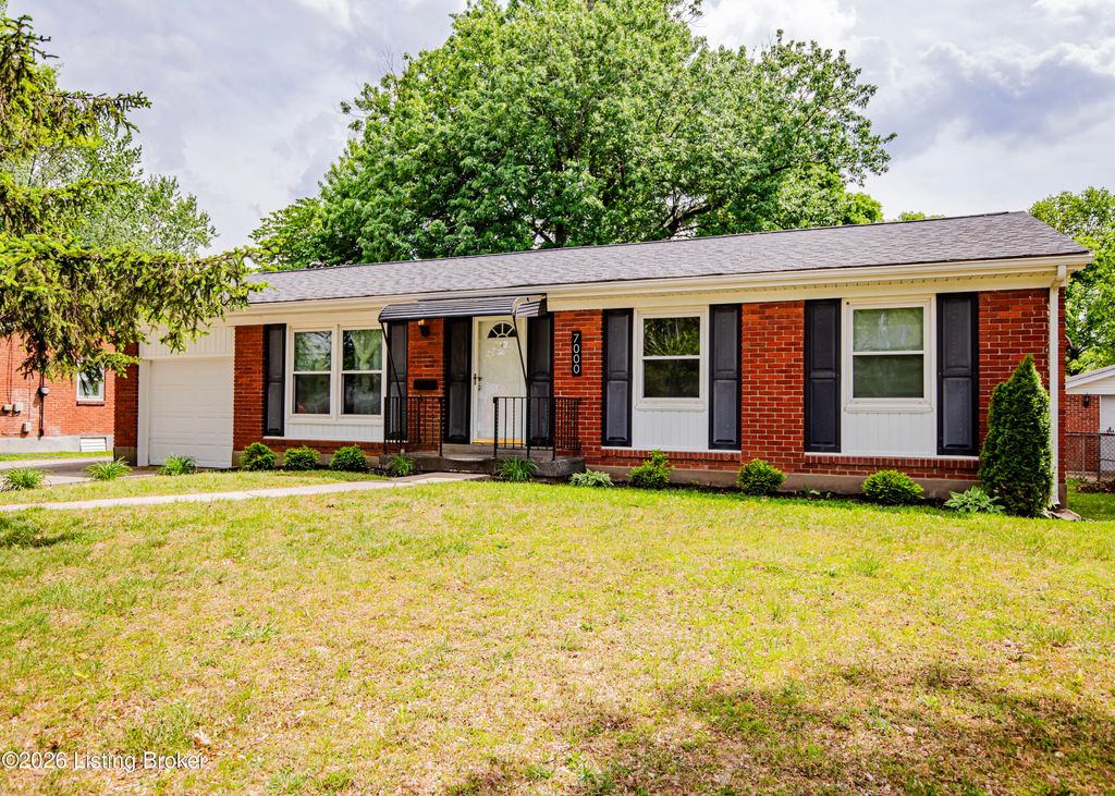 Photo of 7000 Green Manor Dr, Louisville, KY 40228 (MLS # 1715636)