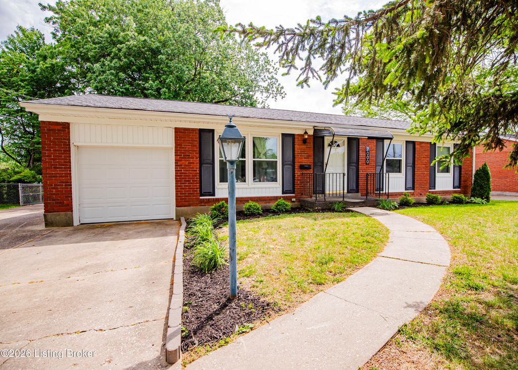 Photo of 7000 Green Manor Dr, Louisville, KY 40228 (MLS # 1715636)