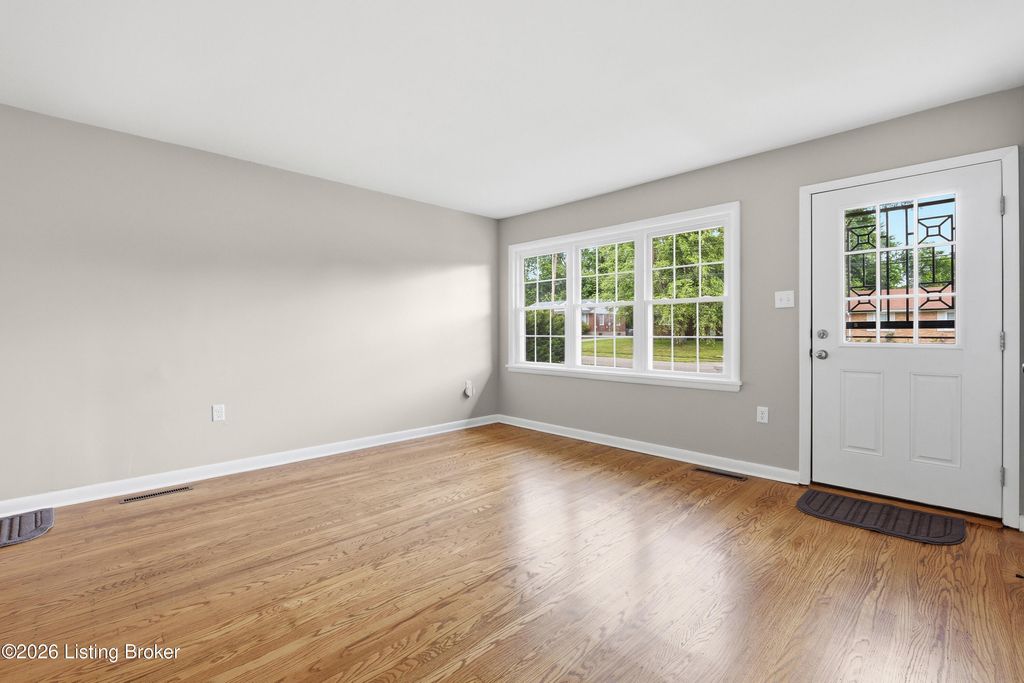Photo of 6102 Middlerose Cir, Louisville, KY 40272 (MLS # 1719034)