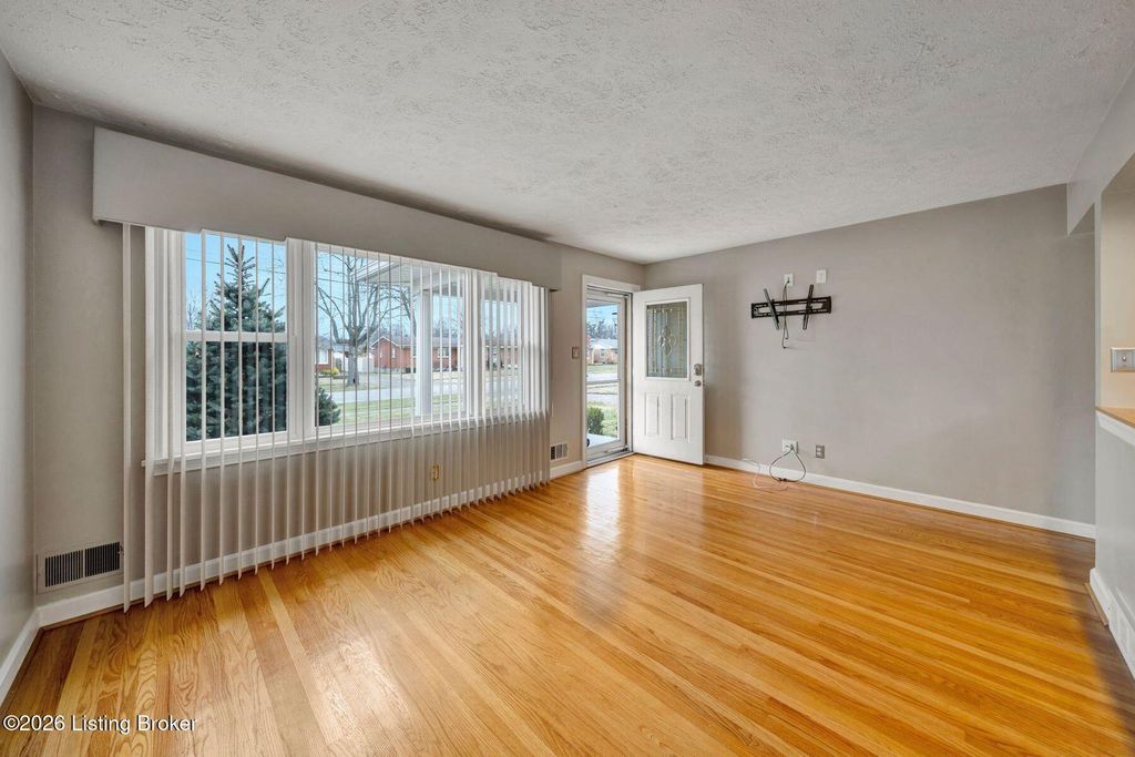 Photo of 4306 Cloverleaf Dr, Louisville, KY 40216 (MLS # 1706641)