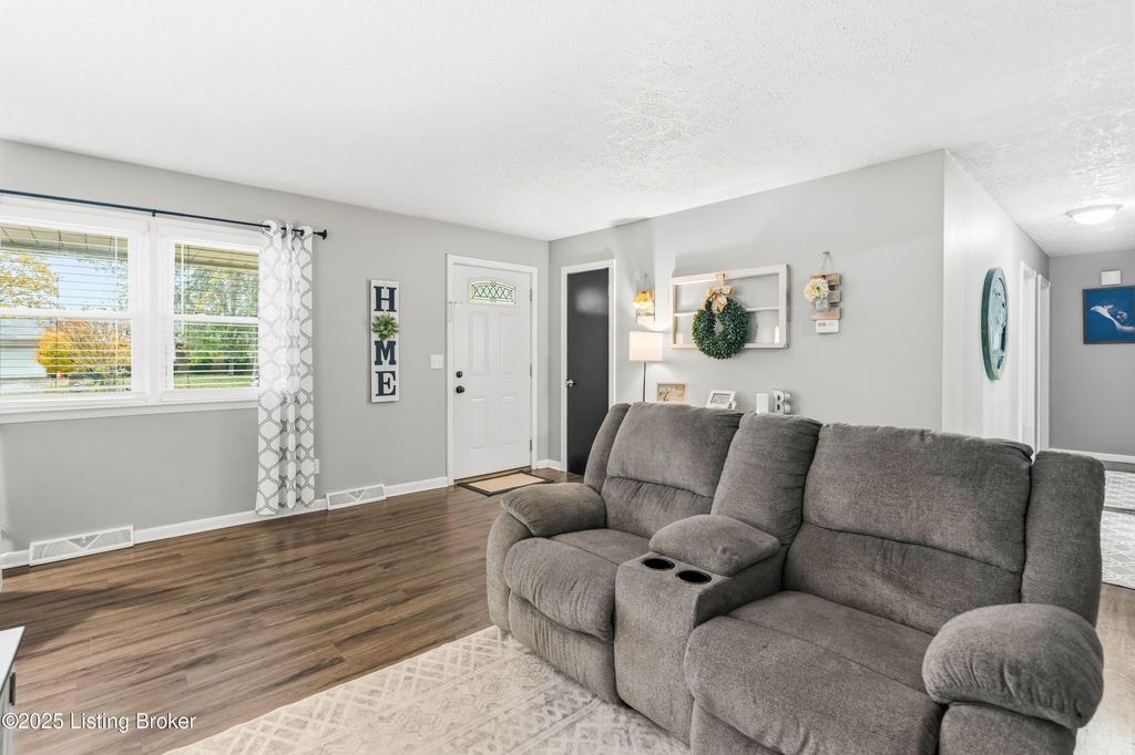 Photo of 208 Claudie Ave, Elizabethtown, KY 42701 (MLS # 1704725)