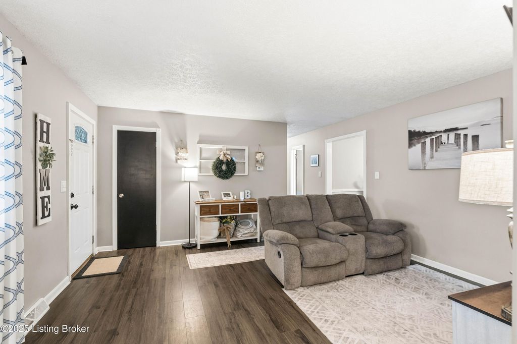 Photo of 208 Claudie Ave, Elizabethtown, KY 42701 (MLS # 1704725)