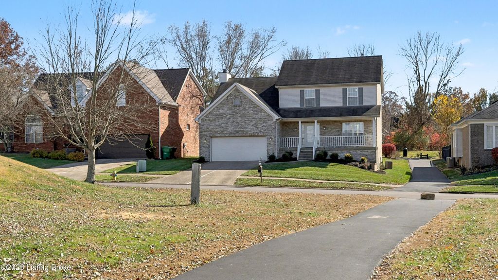 Photo of 10906 Lake Vista Ct, Louisville, KY 40241 (MLS # 1704019)