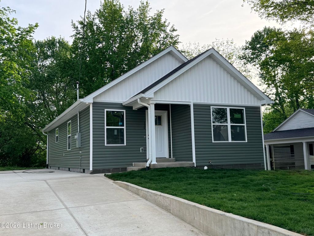 Photo of 334 S Greensburg St, Hodgenville, KY 42748 (MLS # 1715122)