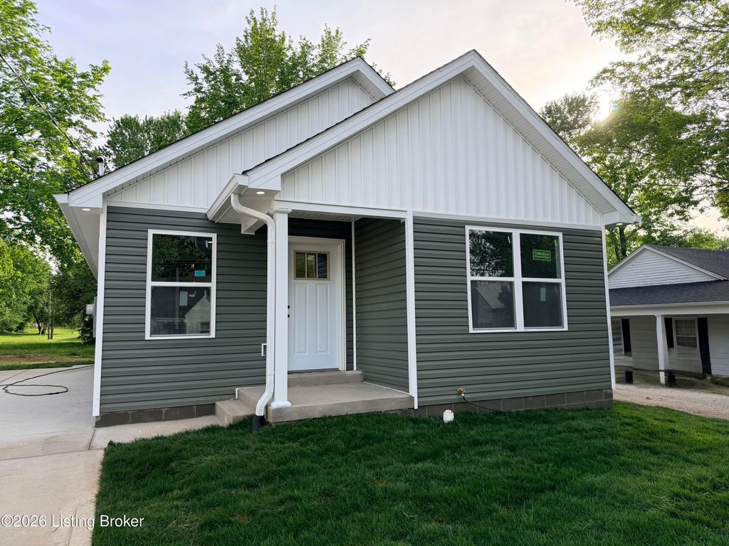 Photo of 334 S Greensburg St, Hodgenville, KY 42748 (MLS # 1715122)