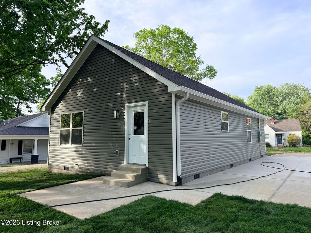 Photo of 334 S Greensburg St, Hodgenville, KY 42748 (MLS # 1715122)