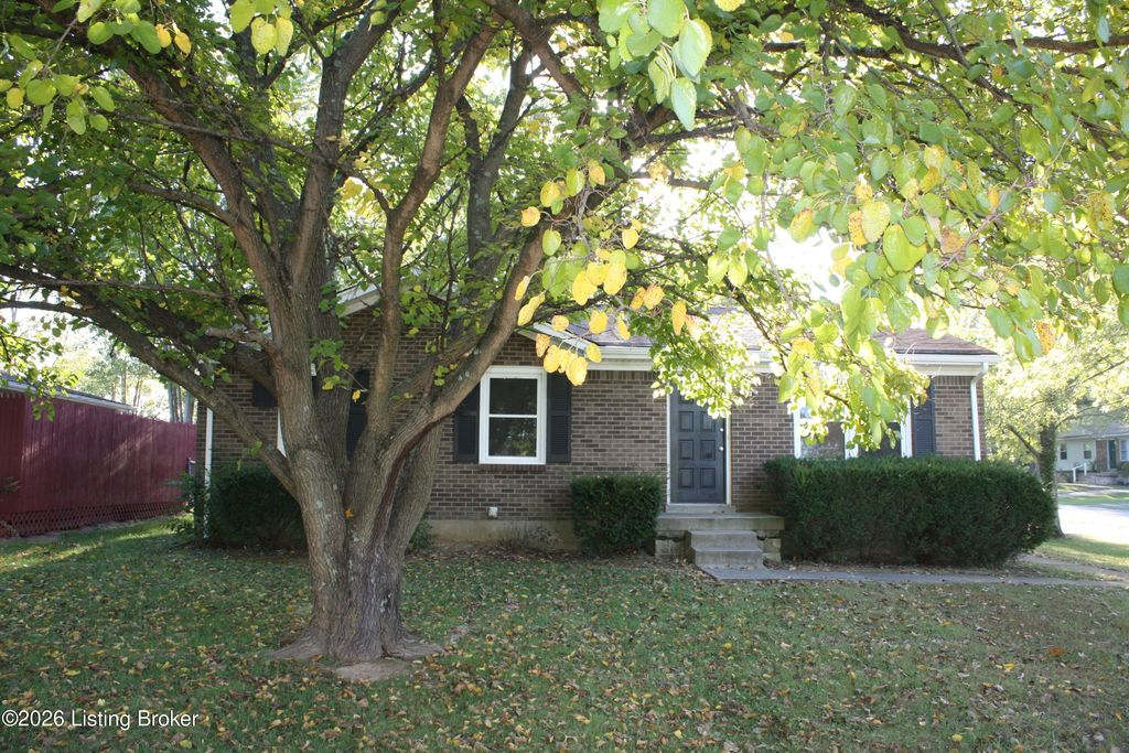 Photo of 6824 Hillside Dr, Pewee Valley, KY 40056 (MLS # 1713456)